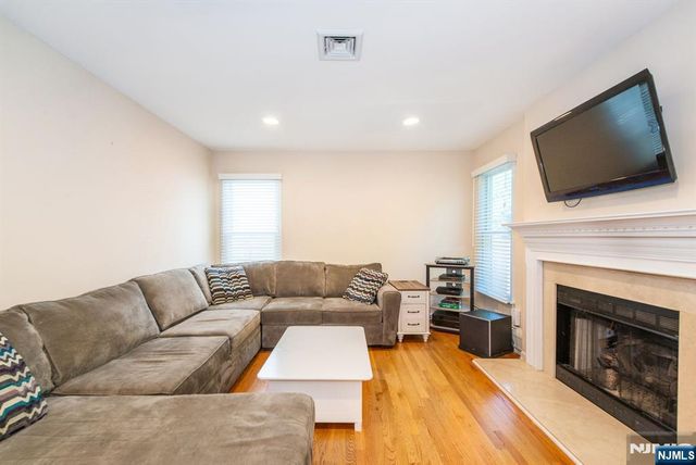 7 Wayne Court, Waldwick, NJ 07463