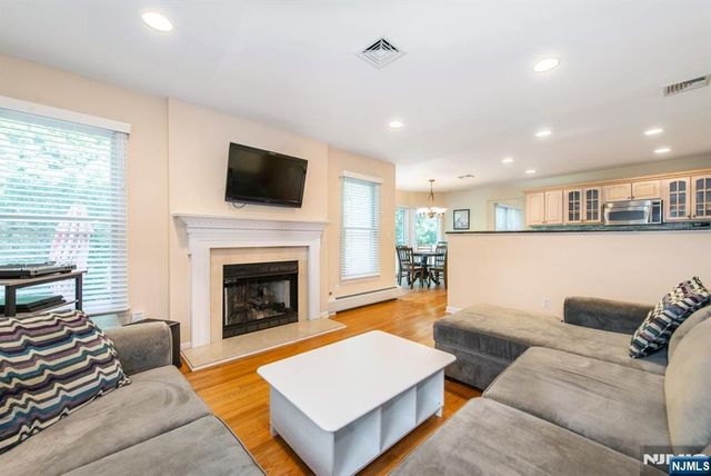 7 Wayne Court, Waldwick, NJ 07463