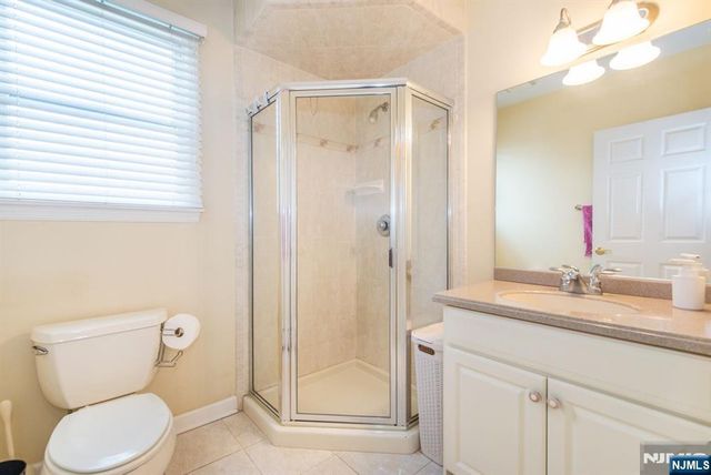 7 Wayne Court, Waldwick, NJ 07463