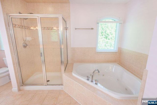 7 Wayne Court, Waldwick, NJ 07463