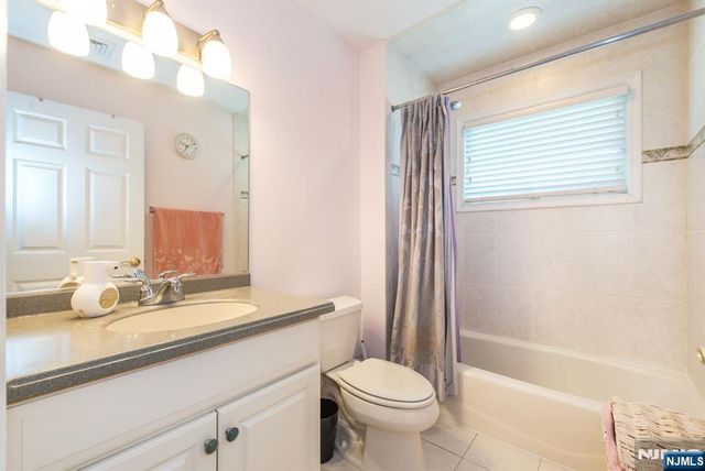 7 Wayne Court, Waldwick, NJ 07463