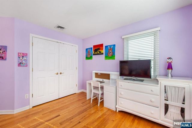 7 Wayne Court, Waldwick, NJ 07463