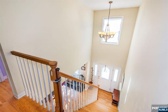7 Wayne Court, Waldwick, NJ 07463