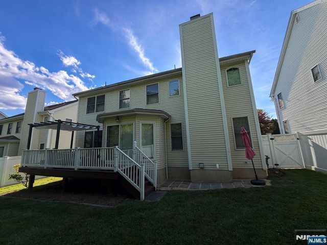 7 Wayne Court, Waldwick, NJ 07463