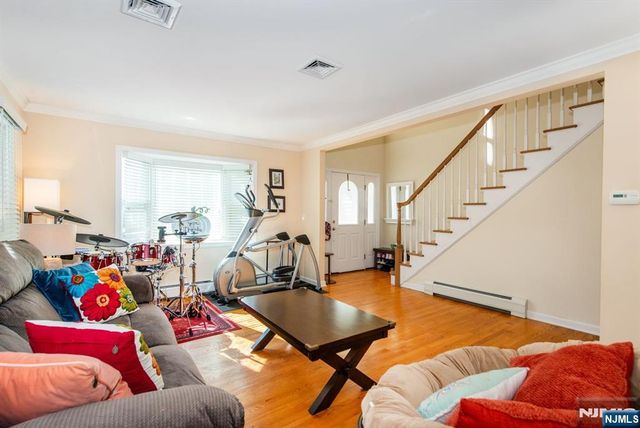 7 Wayne Court, Waldwick, NJ 07463