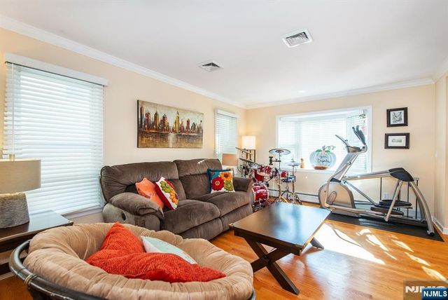 7 Wayne Court, Waldwick, NJ 07463