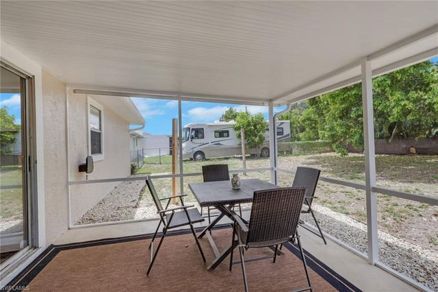 621 SW 29th TER, Cape Coral, FL 33914
