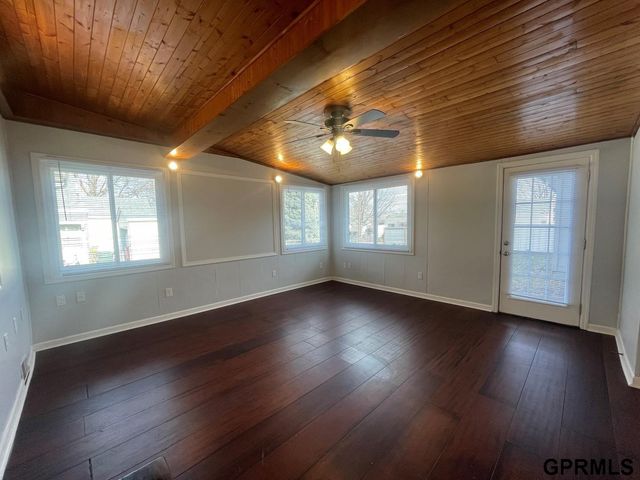 803 S Adams Street, Papillion, NE 68046