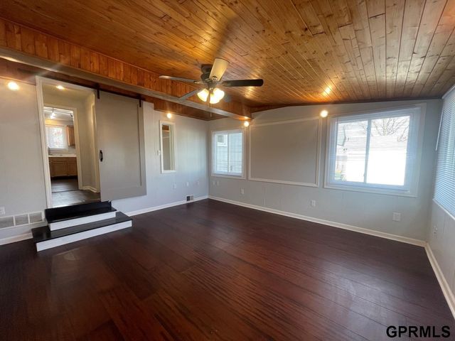 803 S Adams Street, Papillion, NE 68046