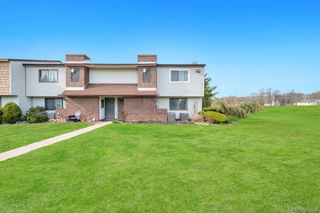 109 Pointe Circle S 109, Coram, NY 11727