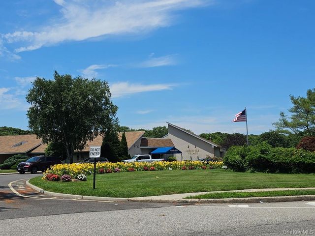 109 Pointe Circle S 109, Coram, NY 11727