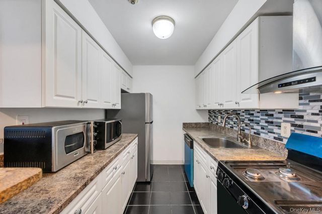 109 Pointe Circle S 109, Coram, NY 11727