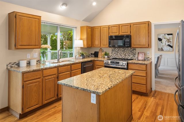 25611 Lk Wilderness Country Club Drive SE, Maple Valley, WA 98038