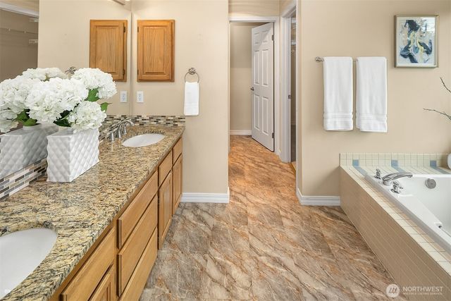 25611 Lk Wilderness Country Club Drive SE, Maple Valley, WA 98038