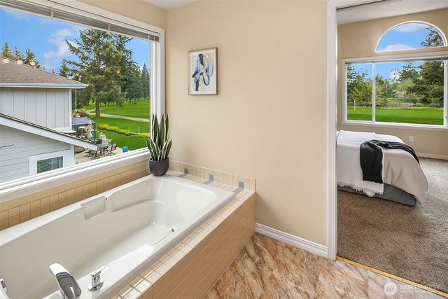 25611 Lk Wilderness Country Club Drive SE, Maple Valley, WA 98038