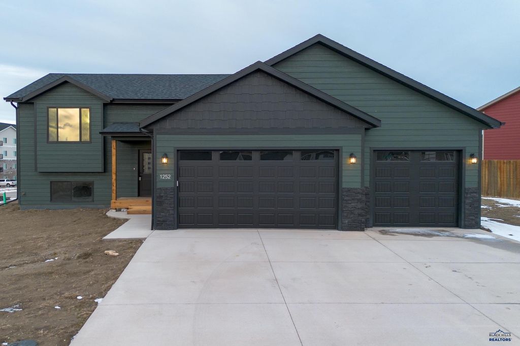 1252 KODIAK DRIVE, Box Elder, SD 57719