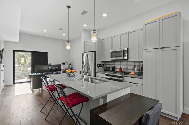 1539 Pallister 9, Detroit, MI 48206