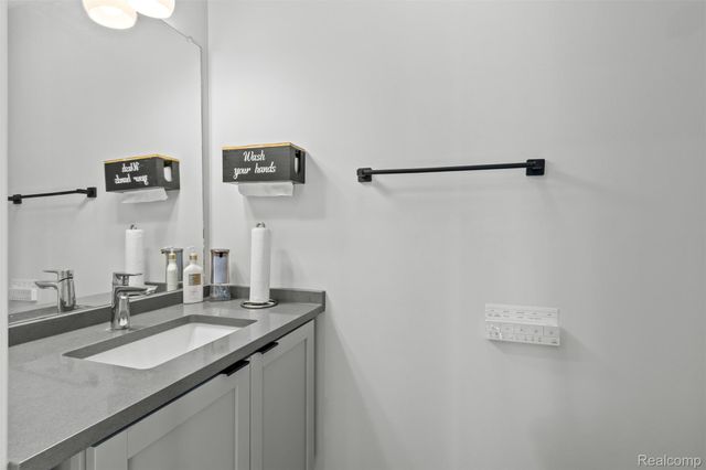 1539 Pallister 9, Detroit, MI 48206