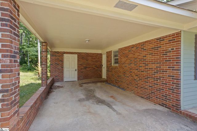 400 Meadow Road, Laurens, SC 29360