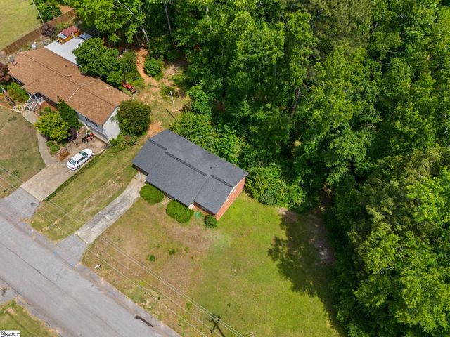 400 Meadow Road, Laurens, SC 29360