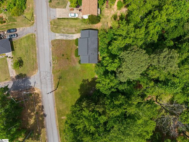 400 Meadow Road, Laurens, SC 29360