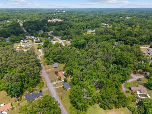 400 Meadow Road, Laurens, SC 29360