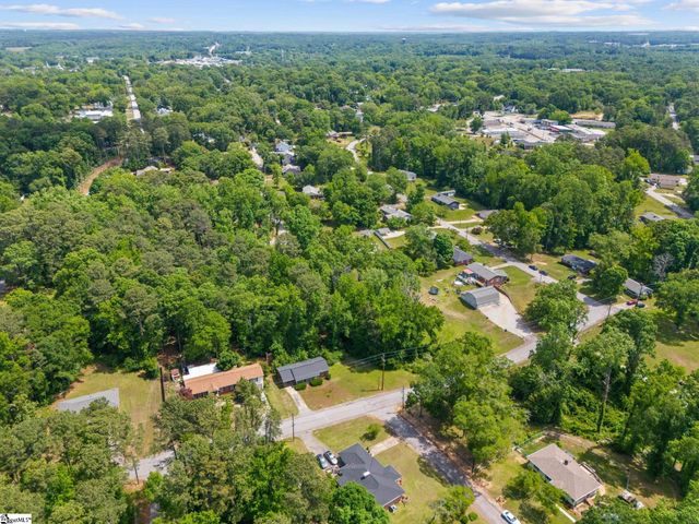 400 Meadow Road, Laurens, SC 29360