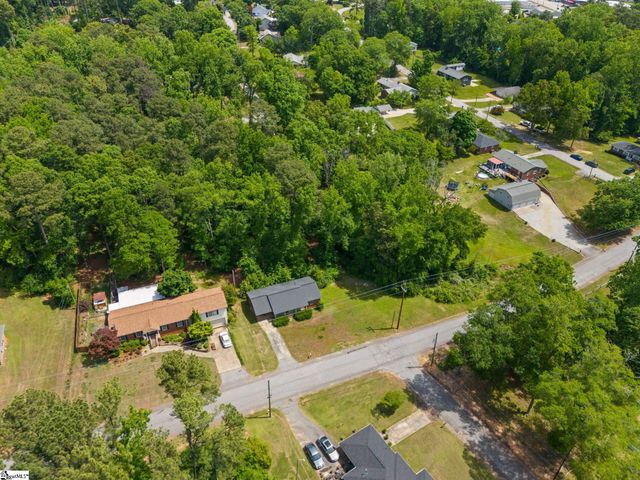 400 Meadow Road, Laurens, SC 29360