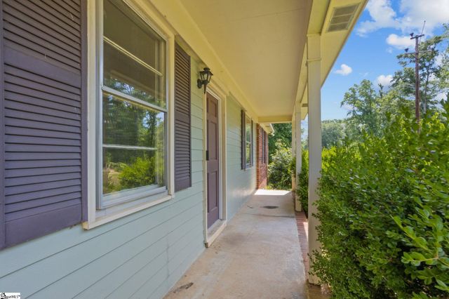 400 Meadow Road, Laurens, SC 29360