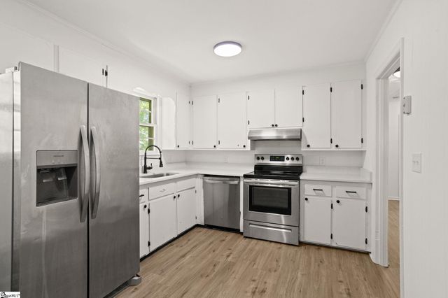 400 Meadow Road, Laurens, SC 29360