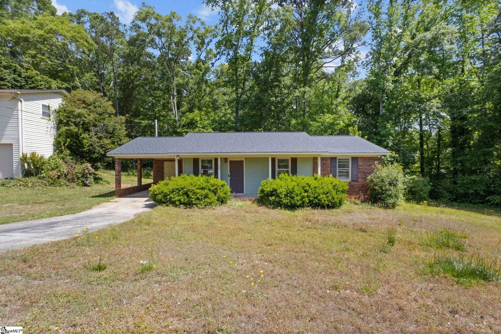 400 Meadow Road, Laurens, SC 29360