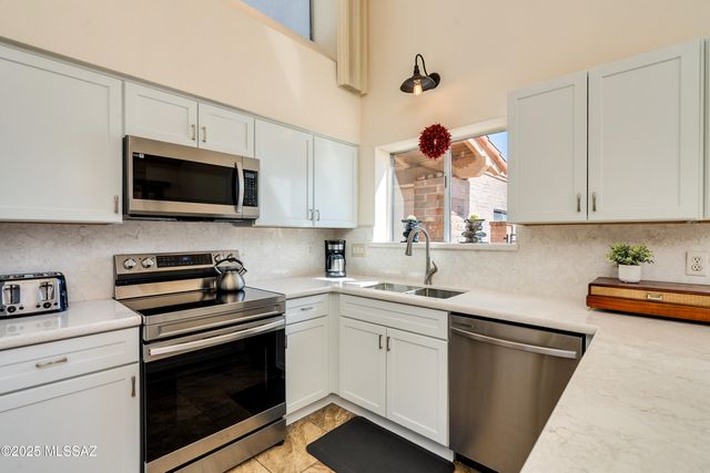 736 W Desert Hills Drive, Green Valley, AZ 85622