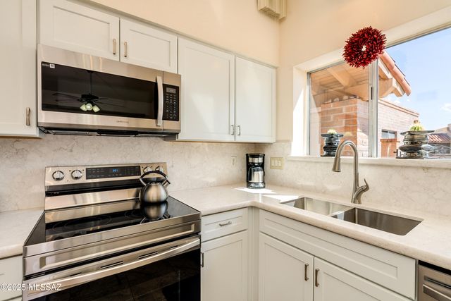 736 W Desert Hills Drive, Green Valley, AZ 85622