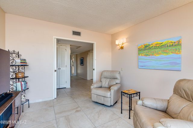 736 W Desert Hills Drive, Green Valley, AZ 85622