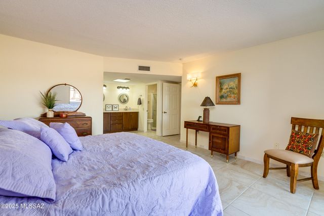 736 W Desert Hills Drive, Green Valley, AZ 85622