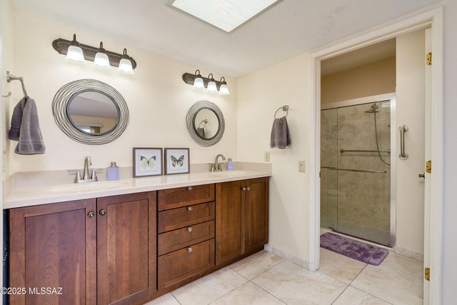 736 W Desert Hills Drive, Green Valley, AZ 85622