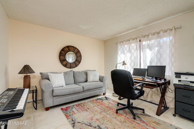 736 W Desert Hills Drive, Green Valley, AZ 85622