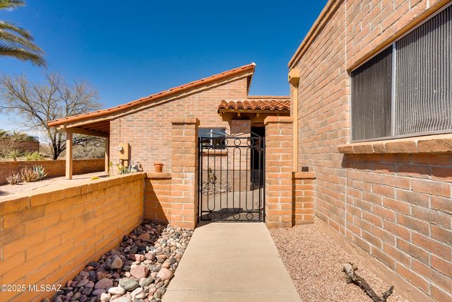 736 W Desert Hills Drive, Green Valley, AZ 85622