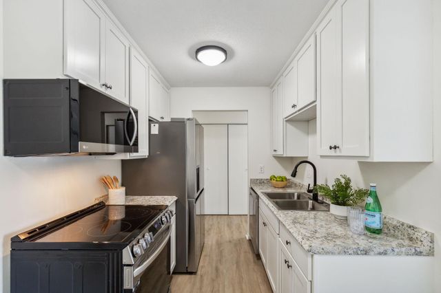 2011 E 122nd Street D5, Burnsville, MN 55337