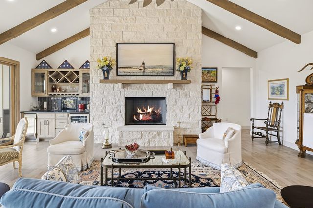 204 Beverly Hills Lane, Kerrville, TX 78028