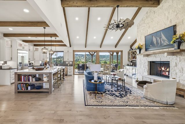 204 Beverly Hills Lane, Kerrville, TX 78028