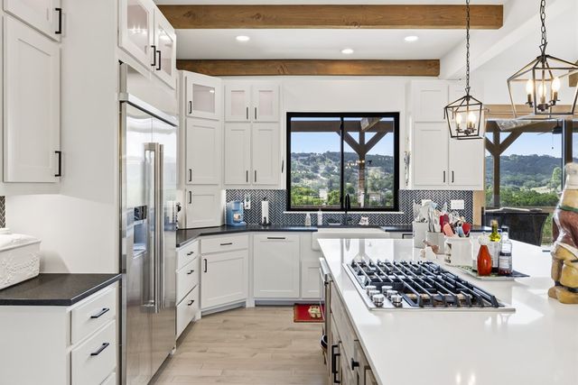 204 Beverly Hills Lane, Kerrville, TX 78028