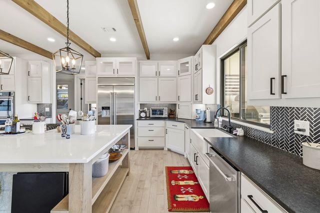 204 Beverly Hills Lane, Kerrville, TX 78028