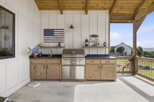 204 Beverly Hills Lane, Kerrville, TX 78028