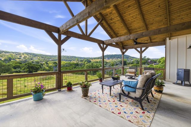 204 Beverly Hills Lane, Kerrville, TX 78028