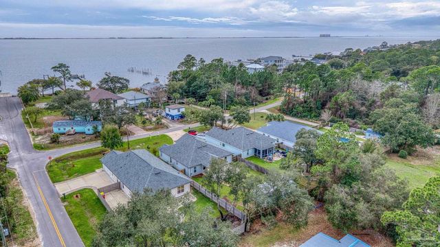 5292 Soundside Dr, Gulf Breeze, FL 32563