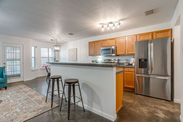 829 Village Point Lane, Fort Worth, TX 76108