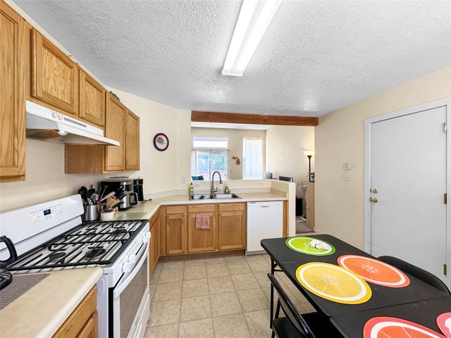6772 Camino Rojo, Santa Fe, NM 87507