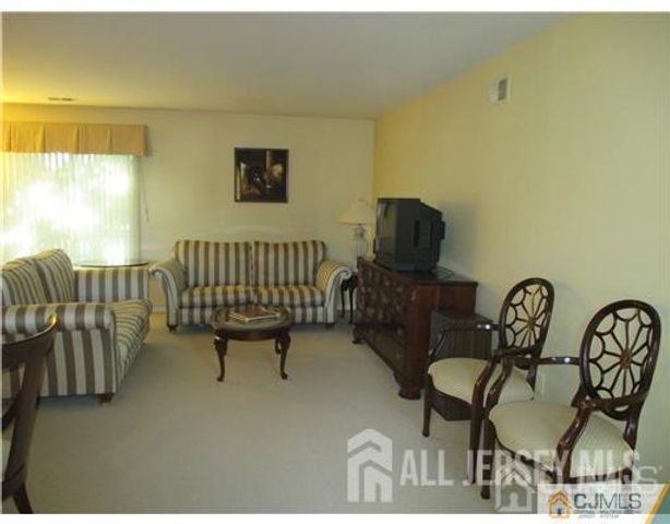 1406 Woodbridge Commons Way, Iselin, NJ 08830