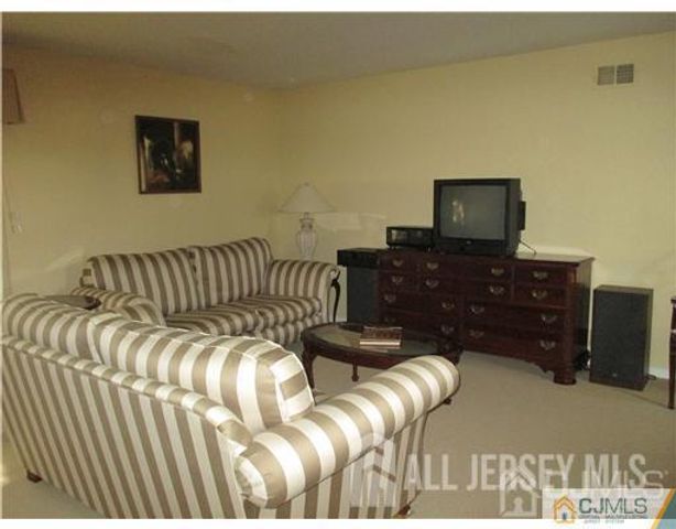 1406 Woodbridge Commons Way, Iselin, NJ 08830